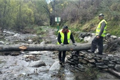 Alpujarra de la Sierra recupera los puentes de madera sobre el río para poder completar los recorridos circulares de senderismo