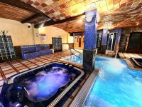 zona spa con jacuzzi y sauna