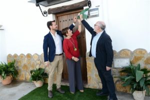 Alpujarra de la Sierra dedica su aula cultural a un nieto del primer presidente de la II República