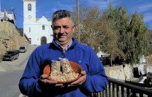 El jamonero y panadero de Mecina Bombarón es el primero en apostar por el cultivo del pistacho en la Alpujarra