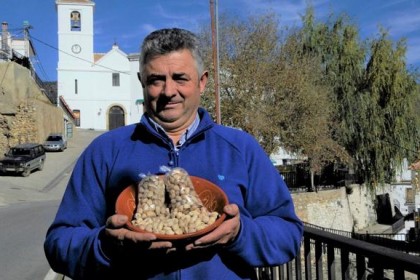 El jamonero y panadero de Mecina Bombarón es el primero en apostar por el cultivo del pistacho en la Alpujarra