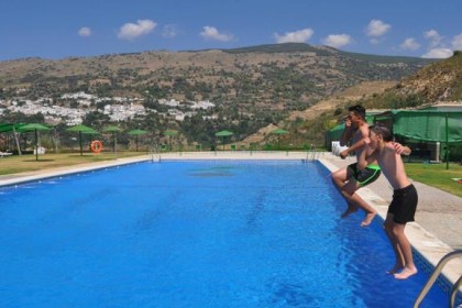 Alpujarra de la Sierra abre su piscina y escuela de verano en Mecina Bombarón y Yegen