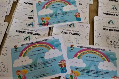 Los niños de Alpujarra de la Sierra reciben un diploma por estar confinados y un cuento en el Día del Libro