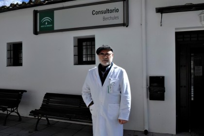 José Antonio Gómez es el único alcalde de La Alpujarra que compatibiliza la medicina con la política