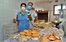 La panadera de Yegen que tuvo que rescatar recetas de la gente mayor para elaborar productos caseros de antaño