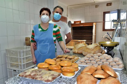 La panadera de Yegen que tuvo que rescatar recetas de la gente mayor para elaborar productos caseros de antaño