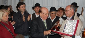 Miguel Carrascosa Salas distinguido como alpujarreño ilustre por Jose Antonio Gómez alcalde de Alpujarra de la Sierra Miguel Carrascosa Salas distinguido como alpujarreño ilustre por Jose Antonio Gómez alcalde de Alpujarra de la Sierra